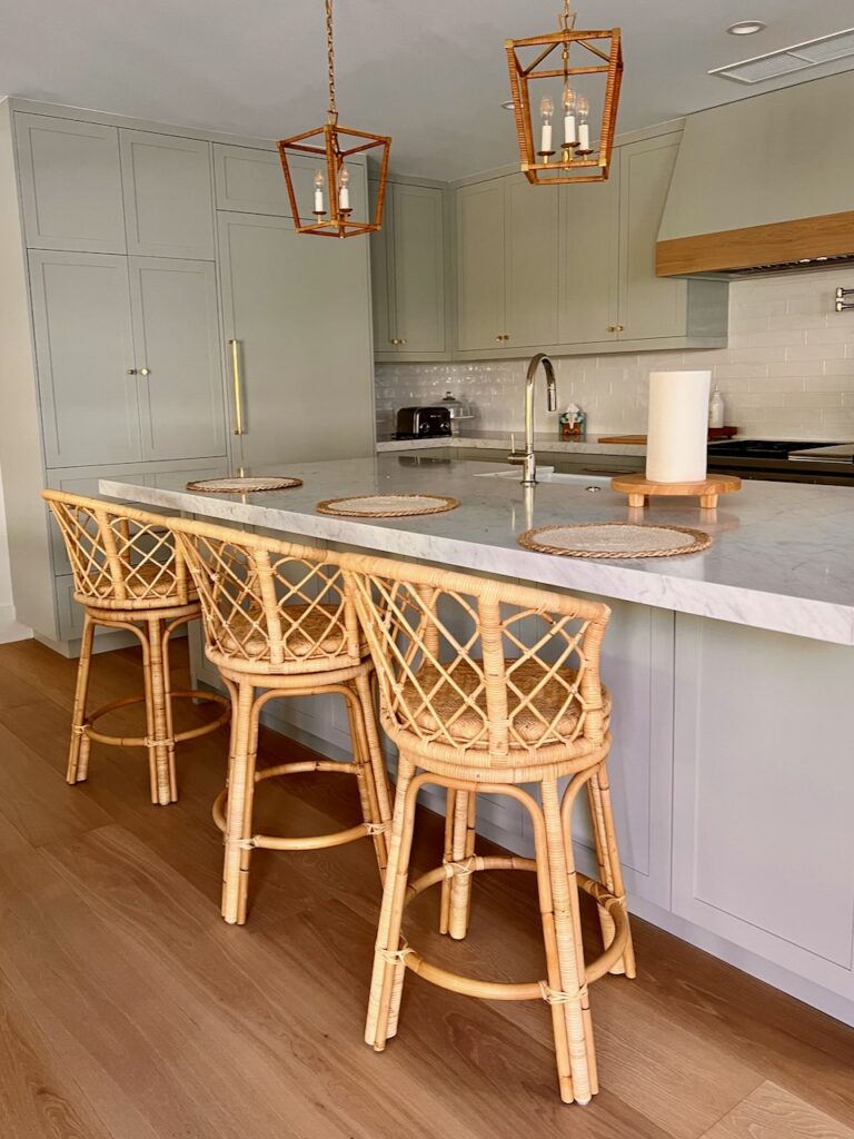 Kitchen counter with Rattan counter stools.